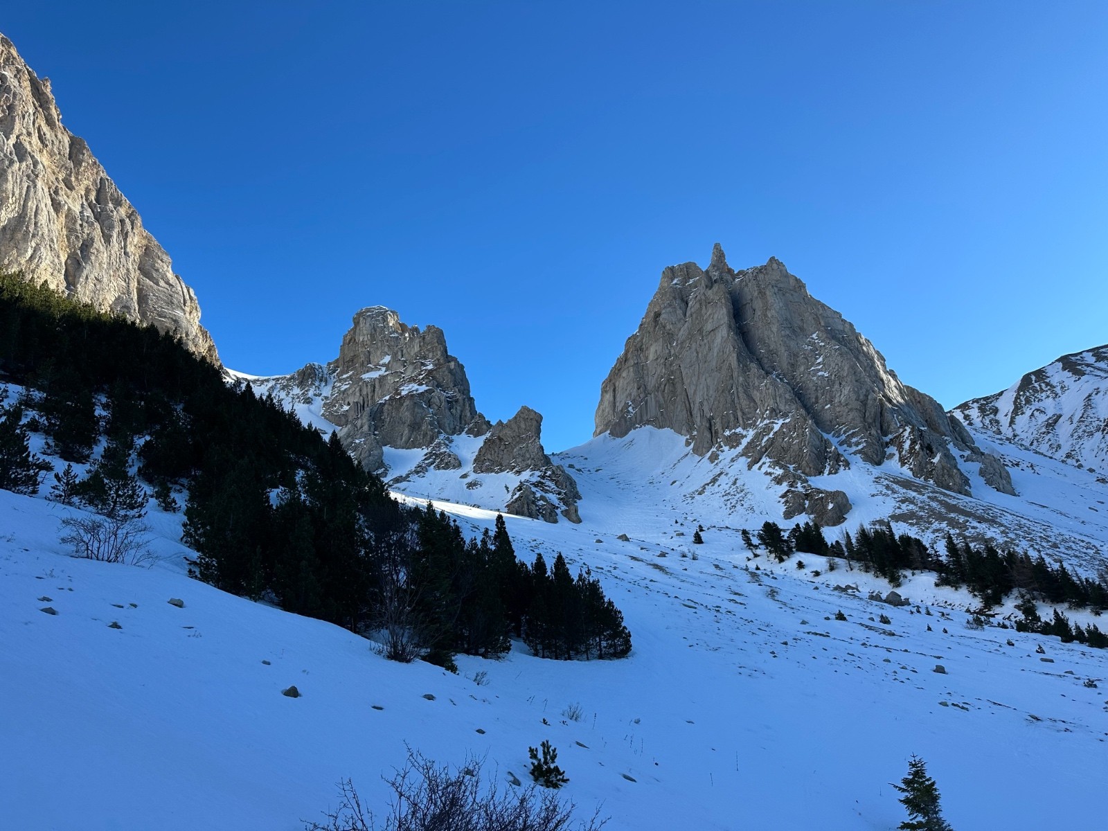 #6 Au fond, le Col des Aiguilles. Enneigement peu encourageant en haut. Au fond, le Col des Aiguilles. Enneigement peu encourageant en haut.