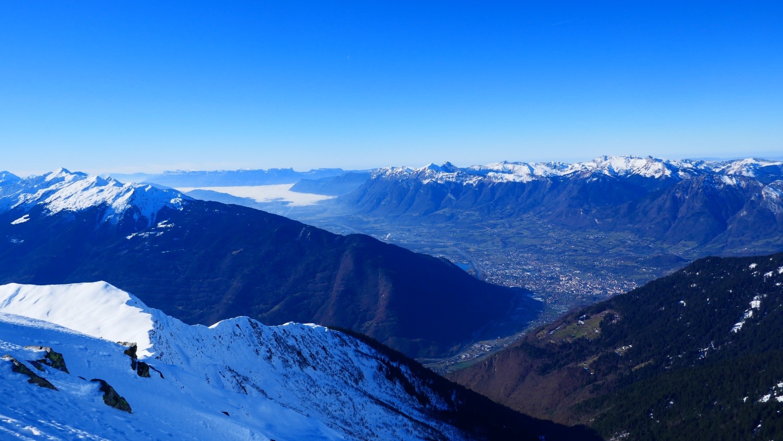 Vue plongeante sur Albertville... notez le niveau d’enneigement!😱