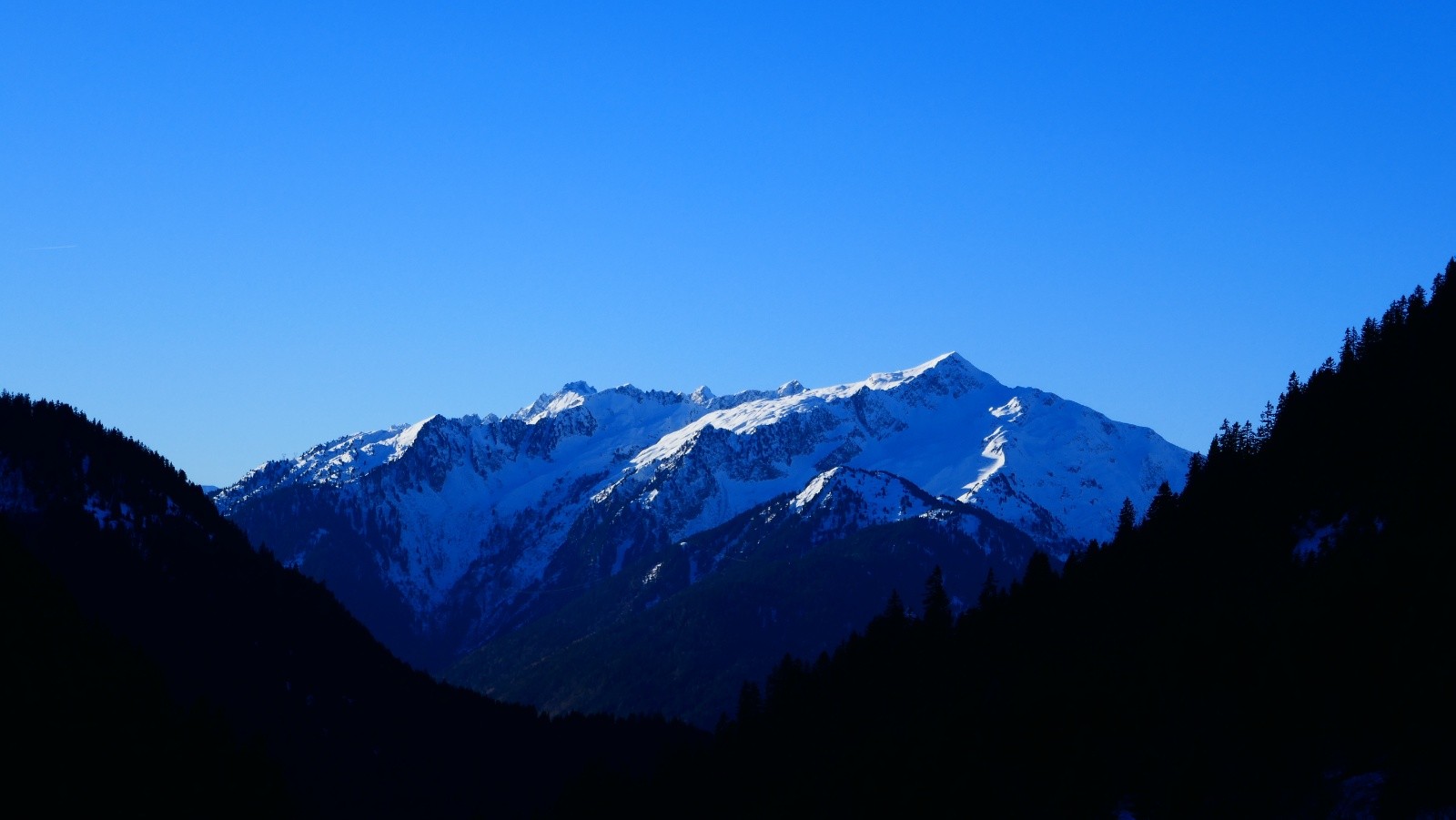 Fenêtre sur Lauzière et face Nord du Bellacha...