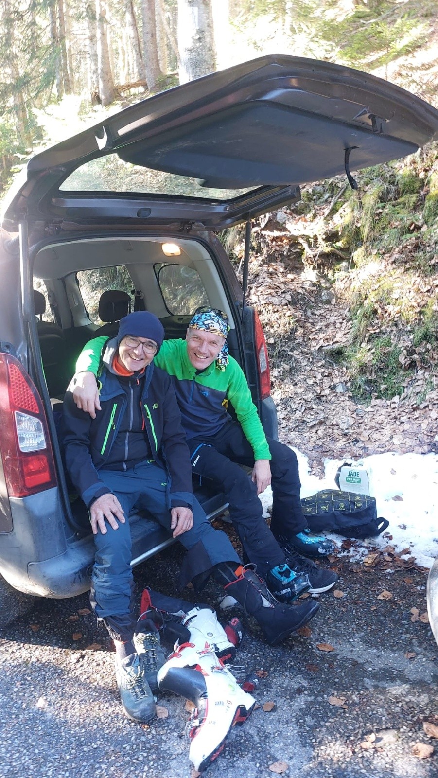 2 vieux assis pour enlever les godasses...🤭