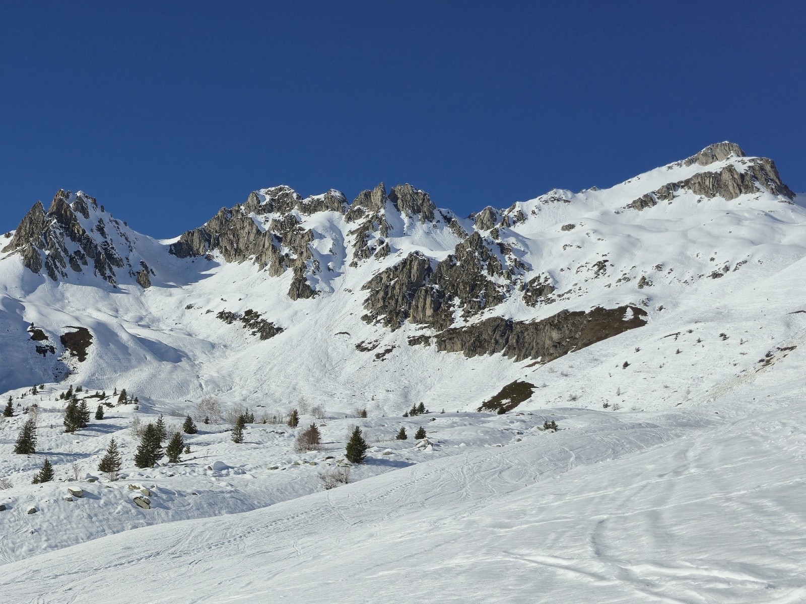 #7 L L'itinéraire de montée au centre de la photo.