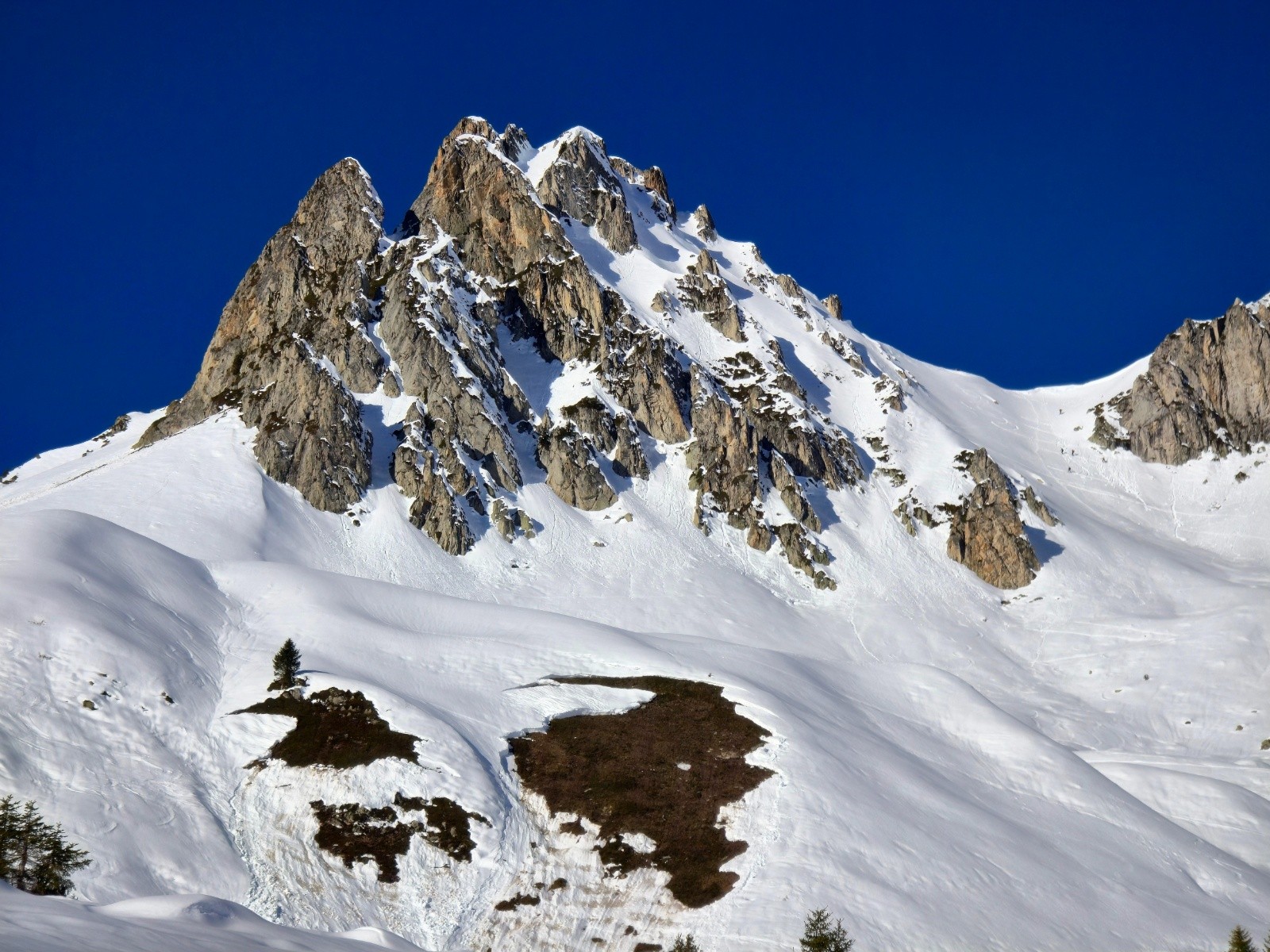 #1 Le Roc Rouge avec à sa base de grosses plaques de fond. Le Roc Rouge avec à sa base de grosses plaques de fond.