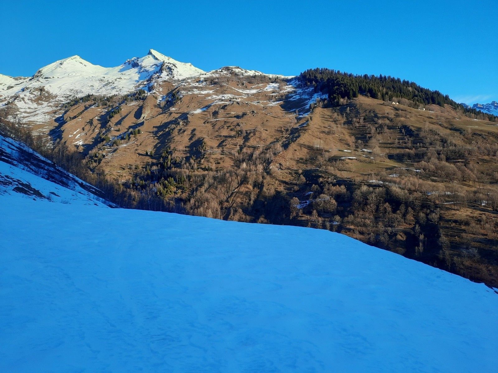 #1 Bien déneigé en face au dessus des Echines vers la Praina Bien déneigé en face au dessus des Echines vers la Praina
