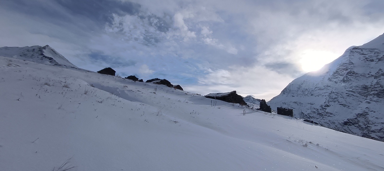 #2 Nombreux chalets en ruine dans le secteur Nombreux chalets en ruine dans le secteur