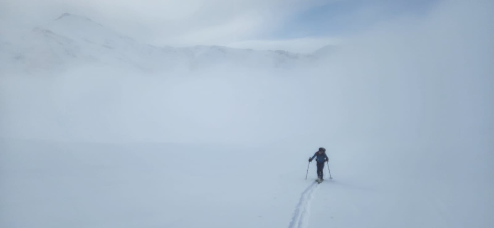#4 Brouillard en montant, le Charbonnel derrière Brouillard en montant, le Charbonnel derrière