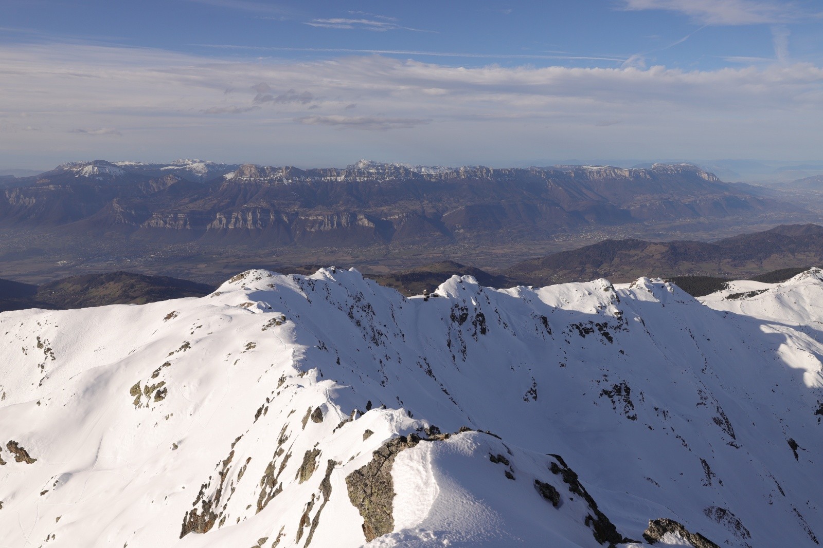 #3 En avant-plan l En avant-plan l'arête Cime de la Jasse - Dent du Pra avec la Chartreuse à l'arrière