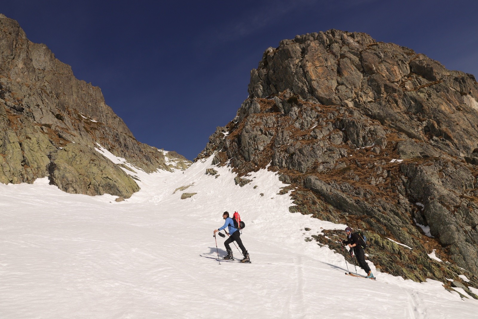 #2 Yves dans le petit couloir emprunté pour la montée après la petite descente de l Yves dans le petit couloir emprunté pour la montée après la petite descente de l'Aigleton, plein sud
