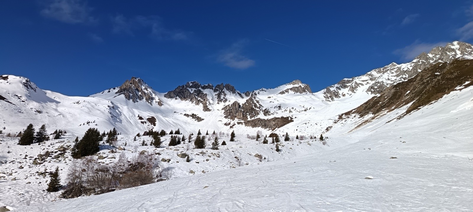 &nbsp;Vu d'ensemble du secteur, Roc Rouge, Louche percée et Sarvatan&nbsp;