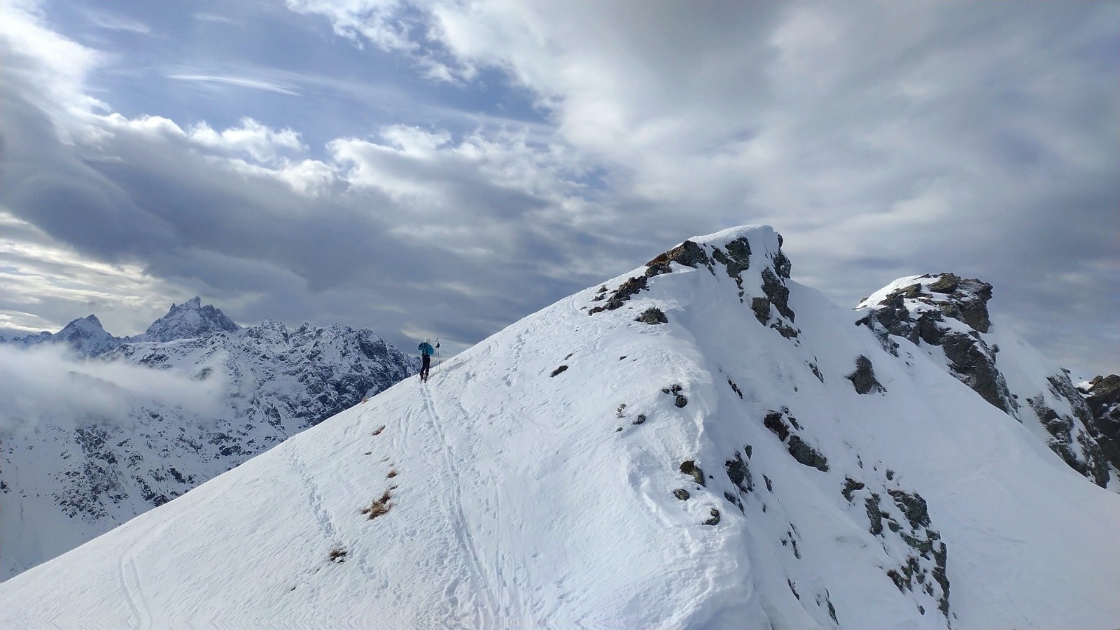 #8 Lucie entre le sommet et le grand pic Lucie entre le sommet et le grand pic