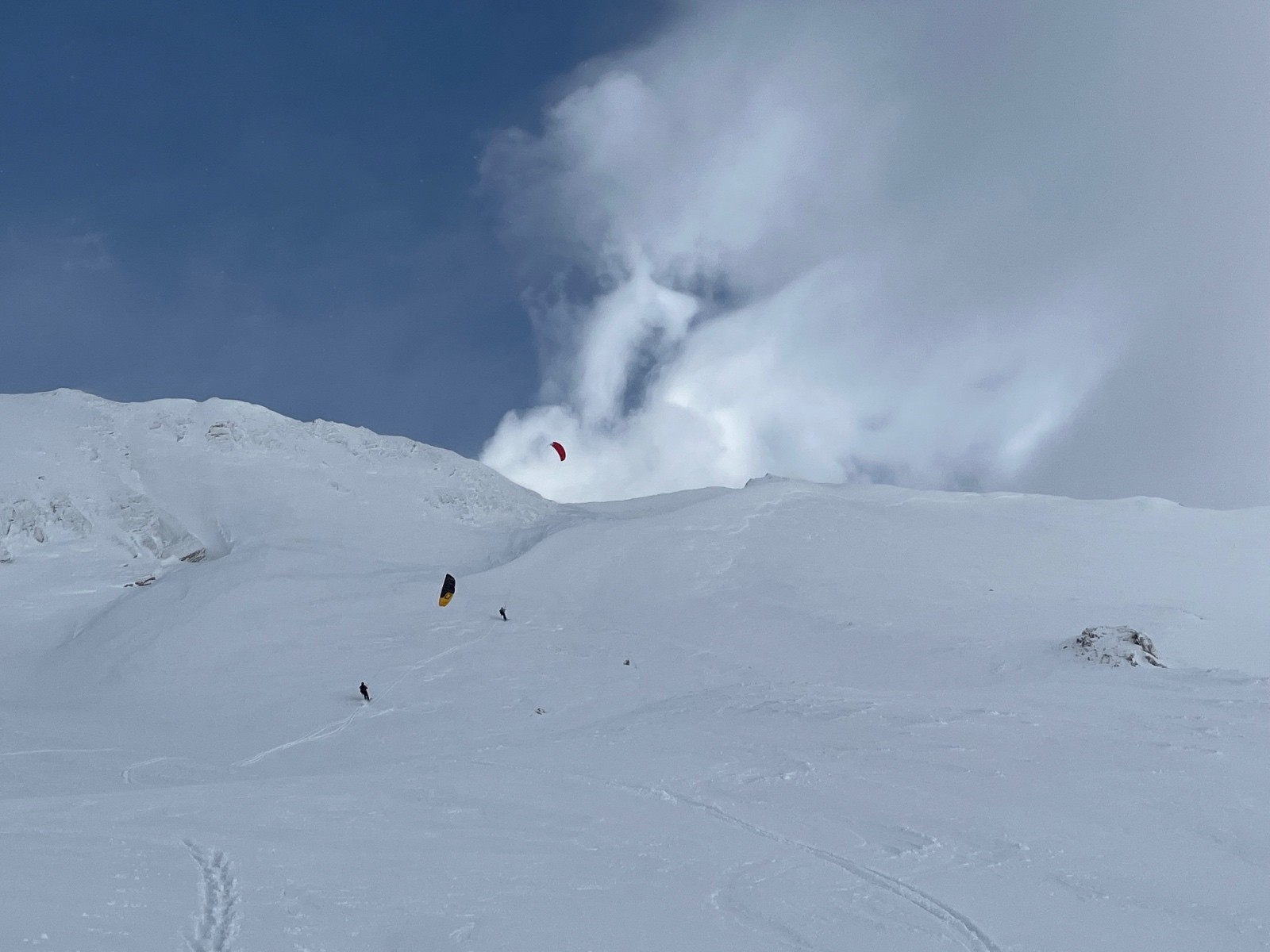 #10 J2: quelques kites nous narguent en remontant les pentes J2: quelques kites nous narguent en remontant les pentes