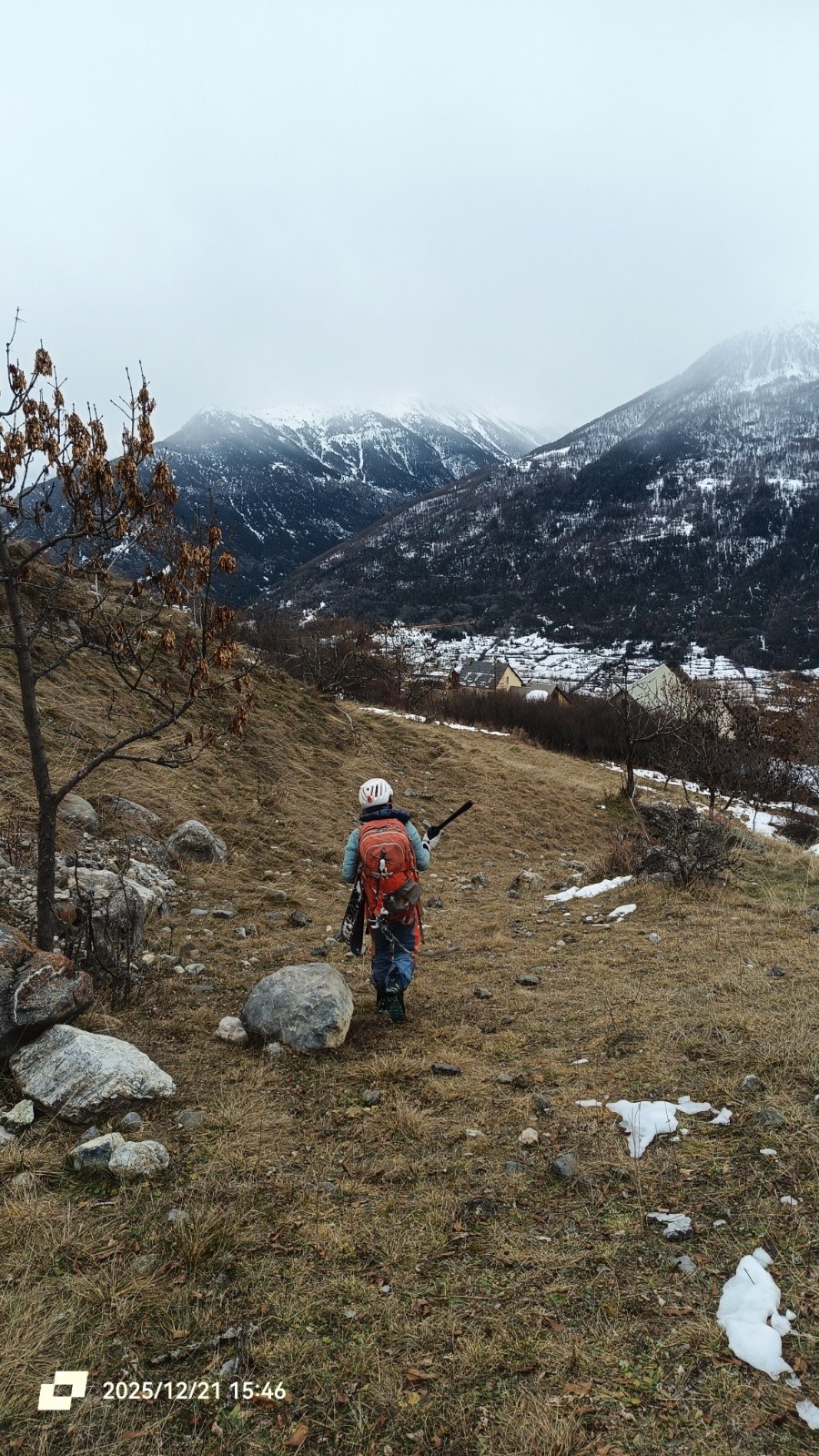 #32 Déchaussage 30m au dessus du village mais faudrait que ça neige bientôt quand même ! Déchaussage 30m au dessus du village mais faudrait que ça neige bientôt quand même !