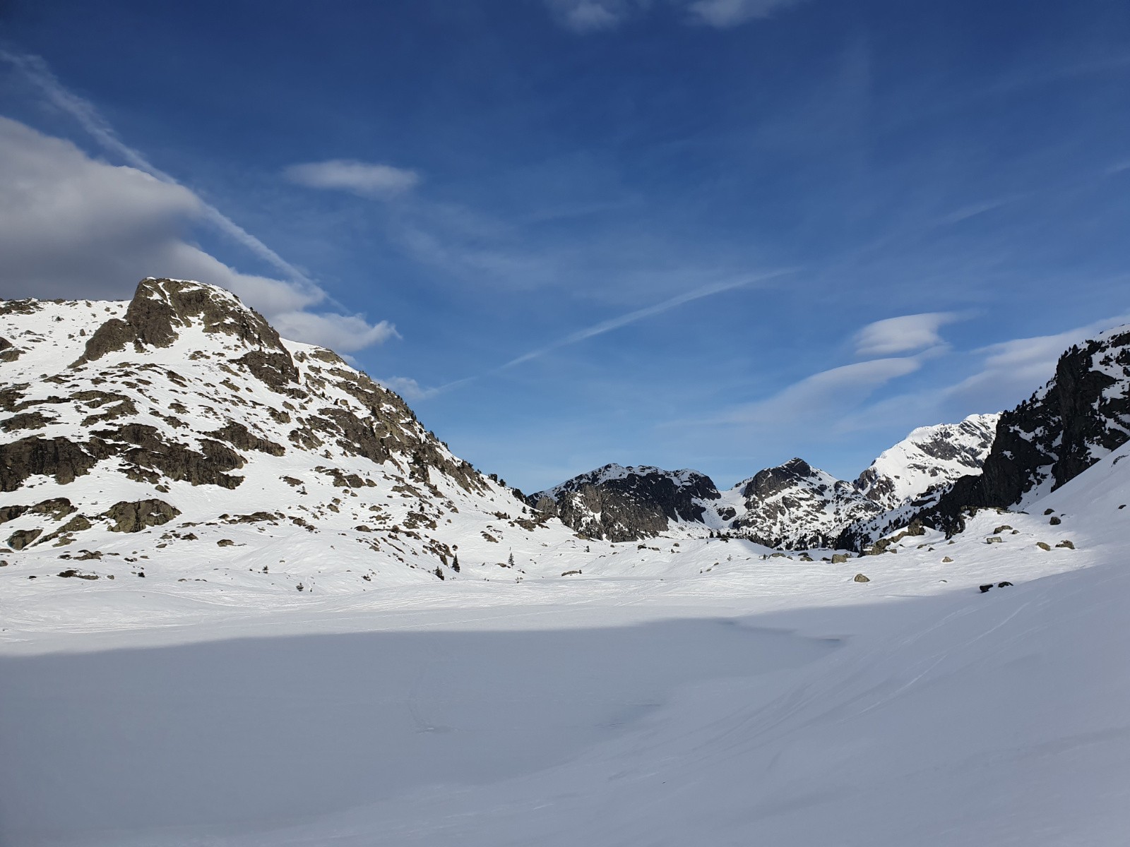 Ô lac dans sa robe erre une neige qui s'affine, qui s'affine…