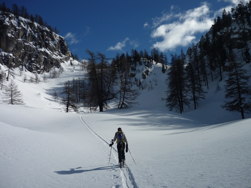 La croix de Ratier : Remontée au lac du Lauzet sous le soleil.
