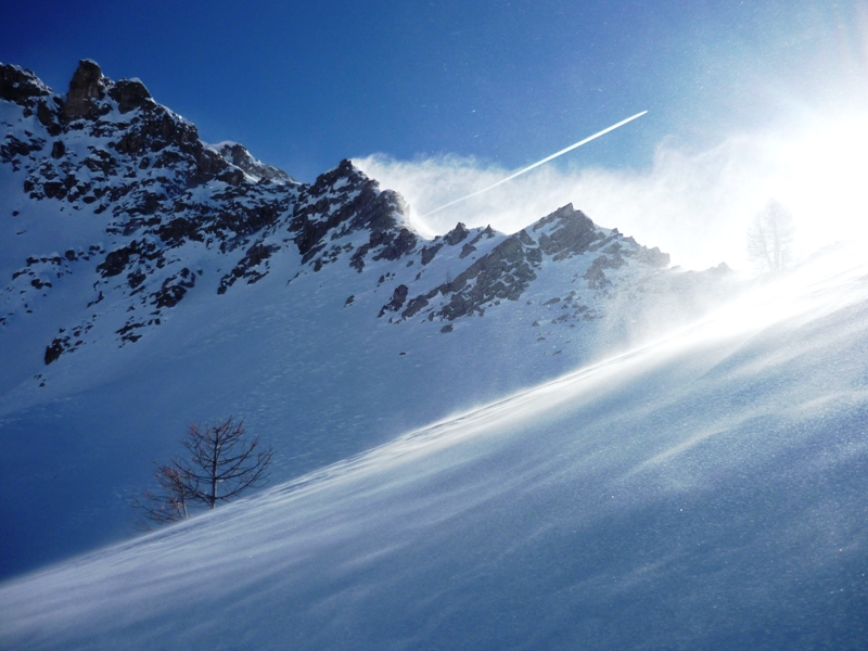 La croix de Ratier : Le col de Moussiére et le vent.