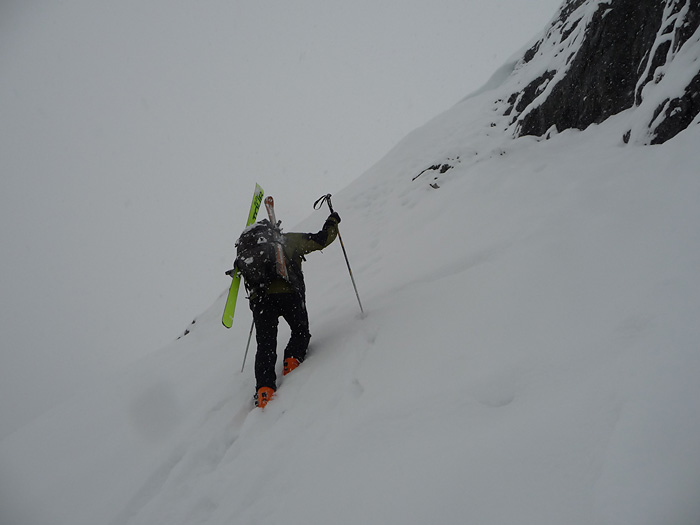 Dérochoir : Les quelques traces de montée descente de la veille (neige certainement pourrie au vu de la température du 21 02)