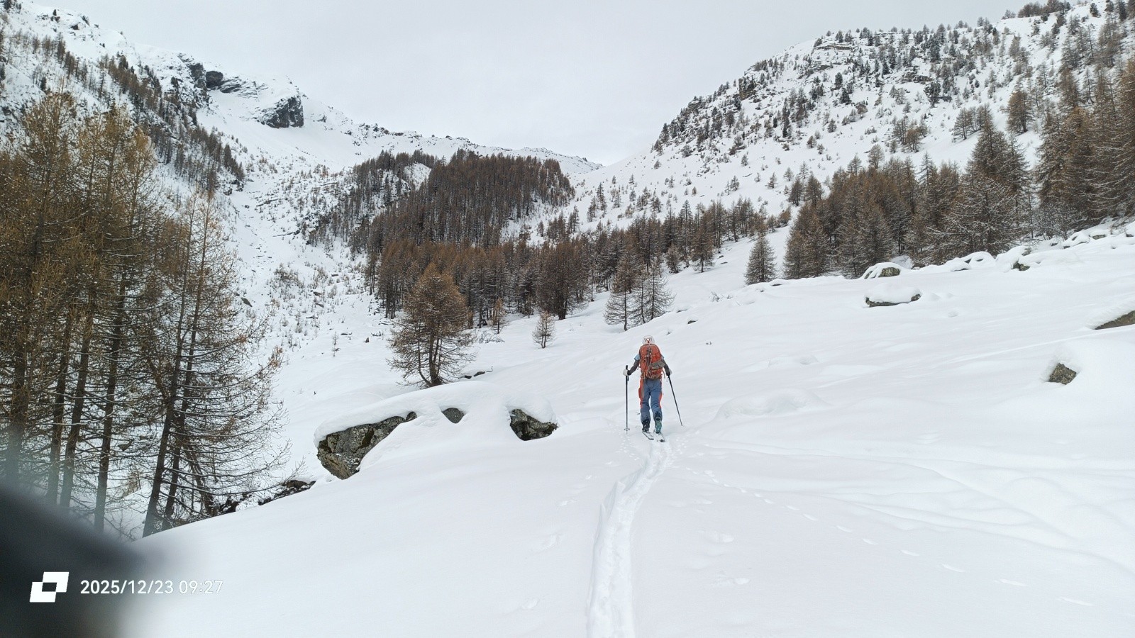 à 2000m, un peu de poudre de la nuit qui feront du bien à la descente