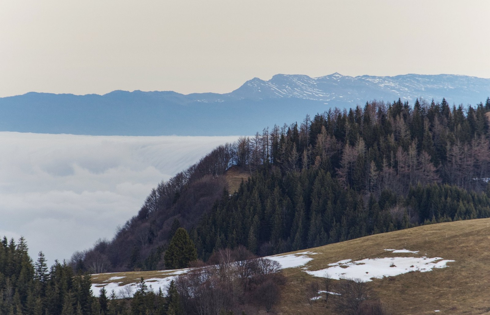 &nbsp;Le majestueux Reculet, au loin