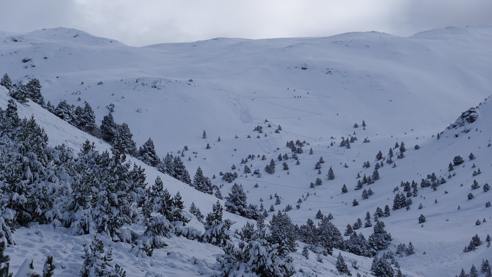 L'ascension vers le Puigmal prise au téléobjectif avec une petite plaque déclenchée par les skieurs en cours d'ascension