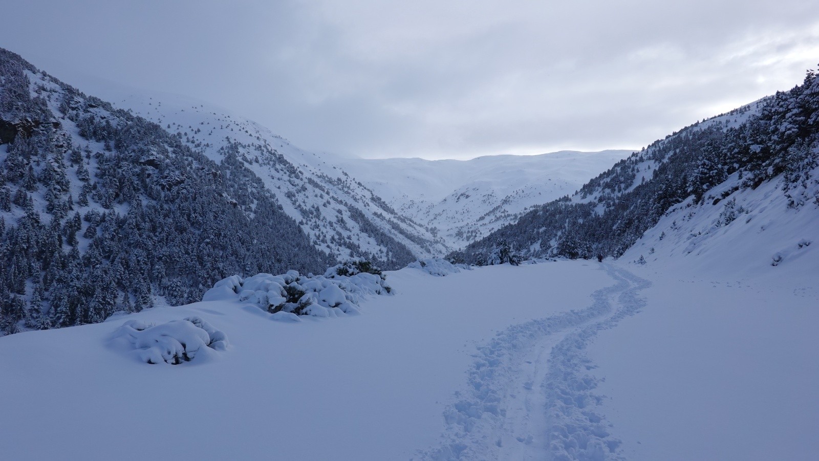 En direction du Puigmal sous un ciel encore gris