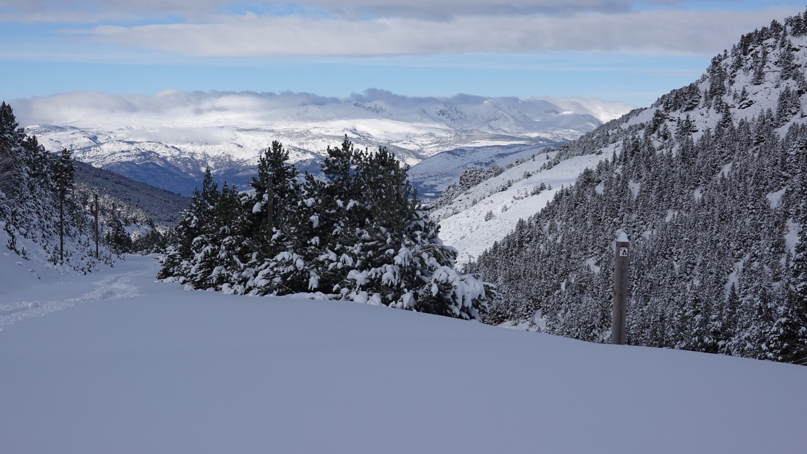 Dans le rétro, les sommets du Carlit et des Pérics encore ennuagés