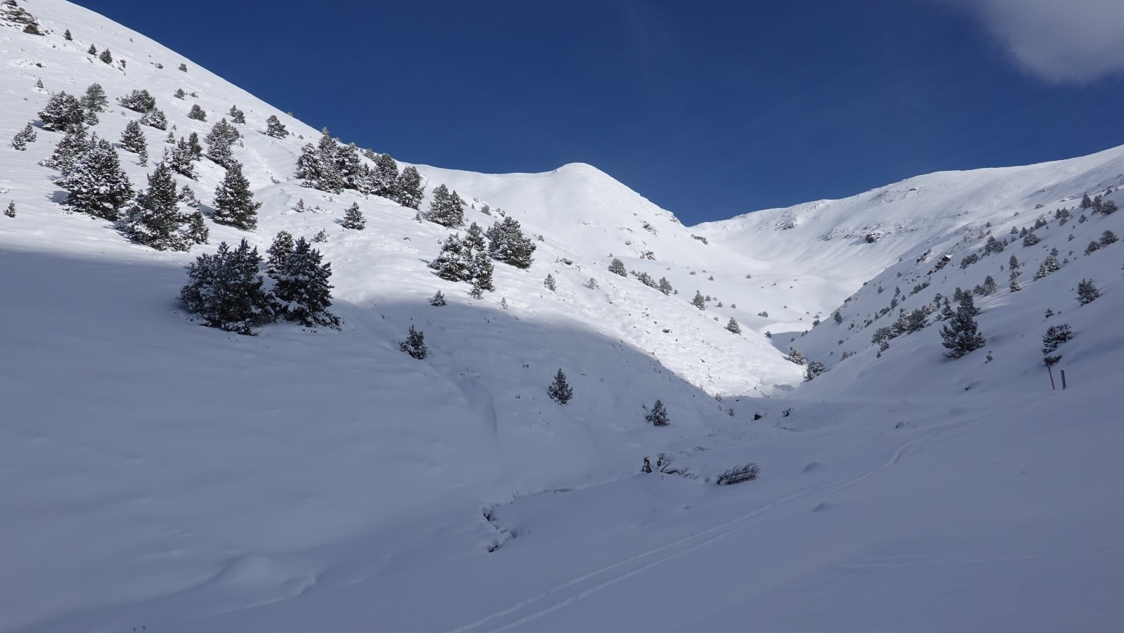 Le soleil de retour dans le vallon d'Aguaneix et le Puigmal de Llo