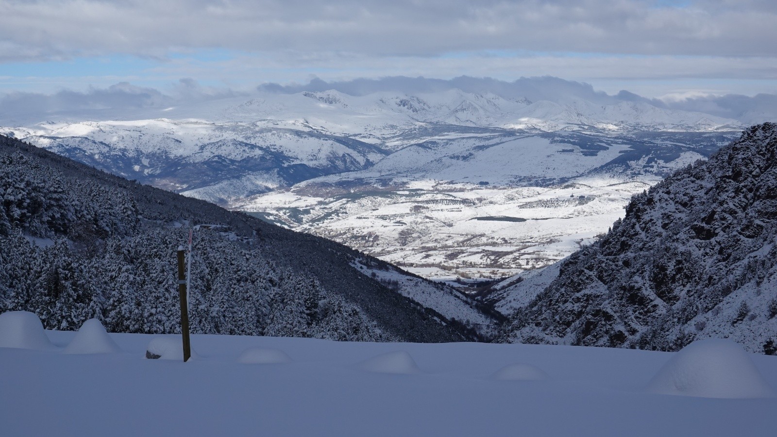 Coup d'œil sur la basse Cerdagne enneigée