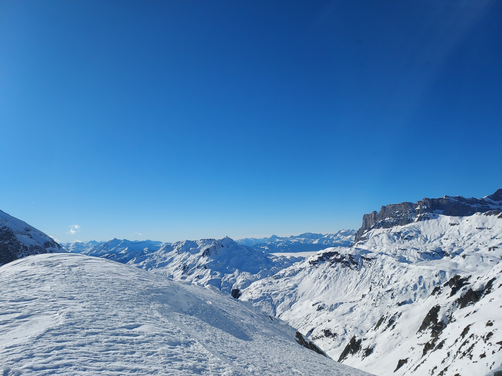 Vue sur Pormenaz, la Moëde, la barrière de Platé et la mélasse de la vallée
