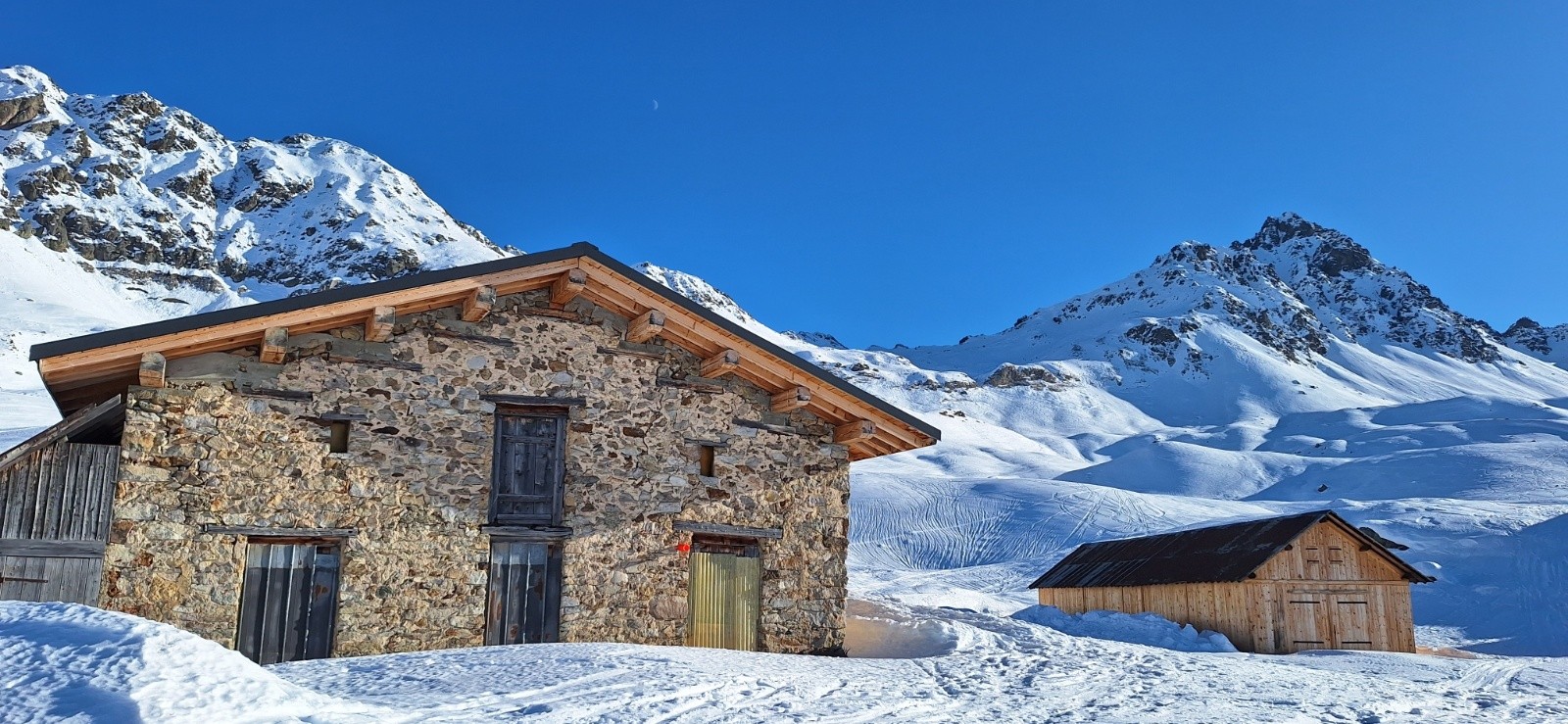 Col de la fenêtre en arrière plan