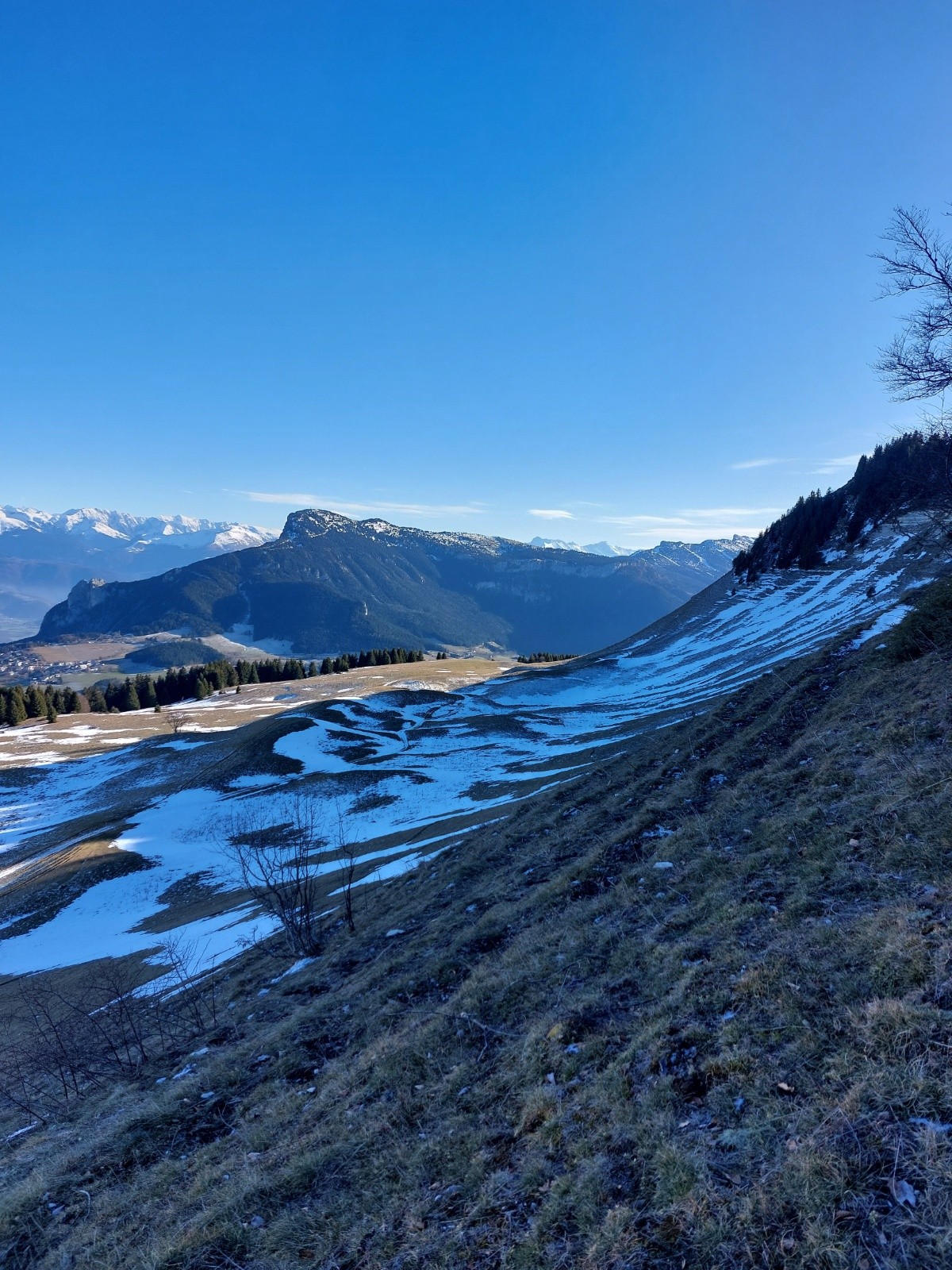 Montée du pas de Tracollet, moucherotte au fond