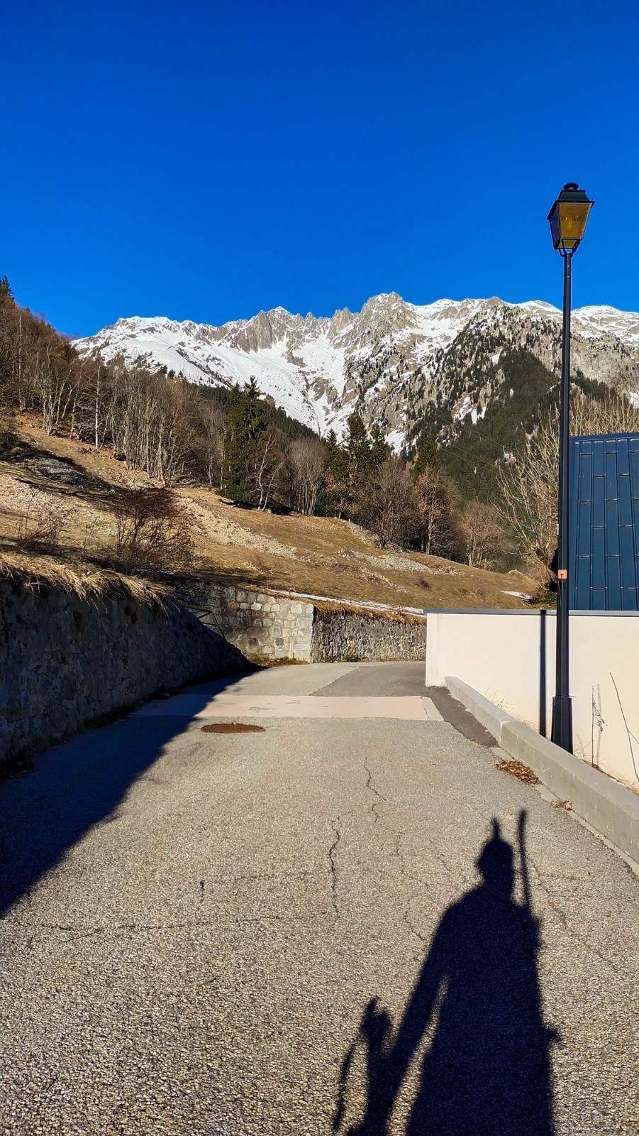 &nbsp;Retour au parking, avec la vue sur les sommets du jour