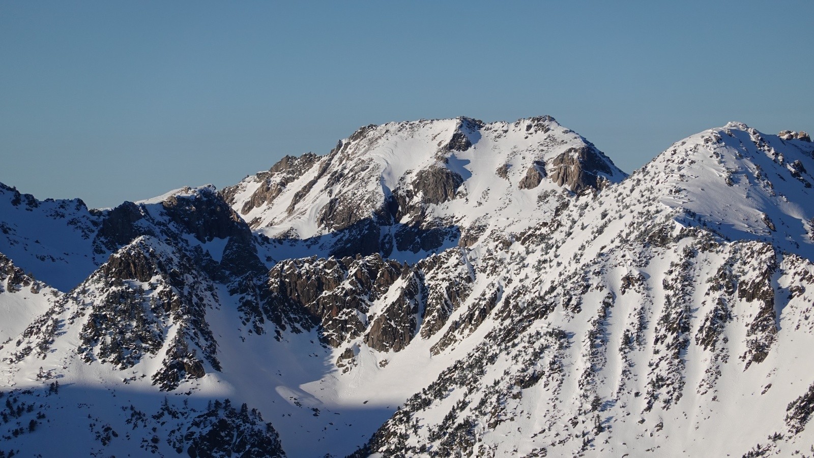 #28 Panorama au téléobjectif sur le Roc Blanc qui a été venté Panorama au téléobjectif sur le Roc Blanc qui a été venté