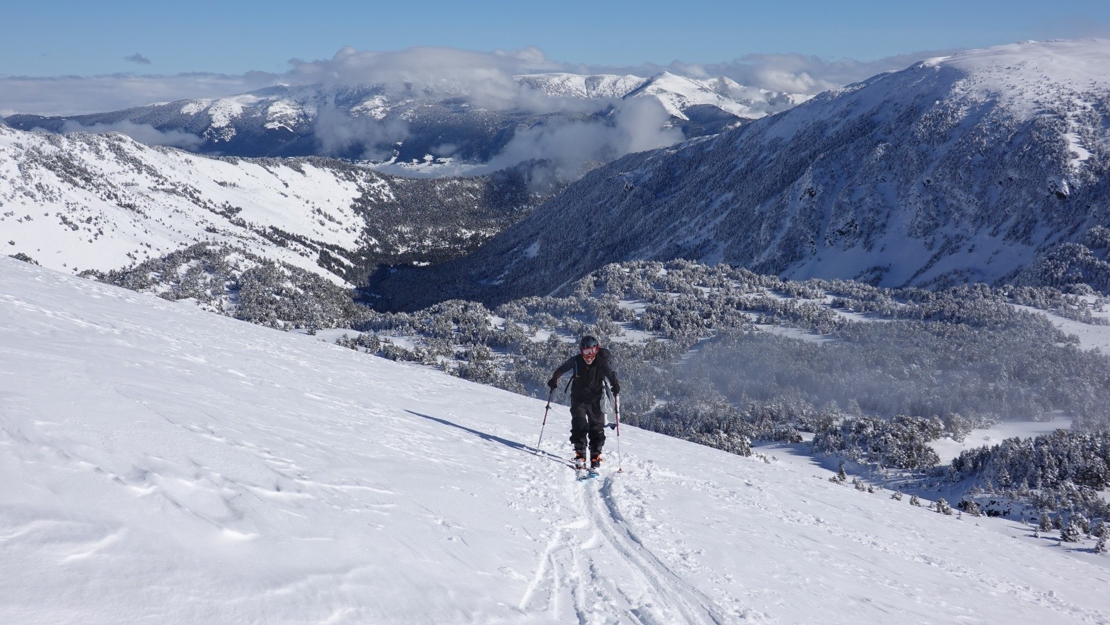 #10 Eric en cours d Eric en cours d'ascension sur fond de vallée de la Lladura