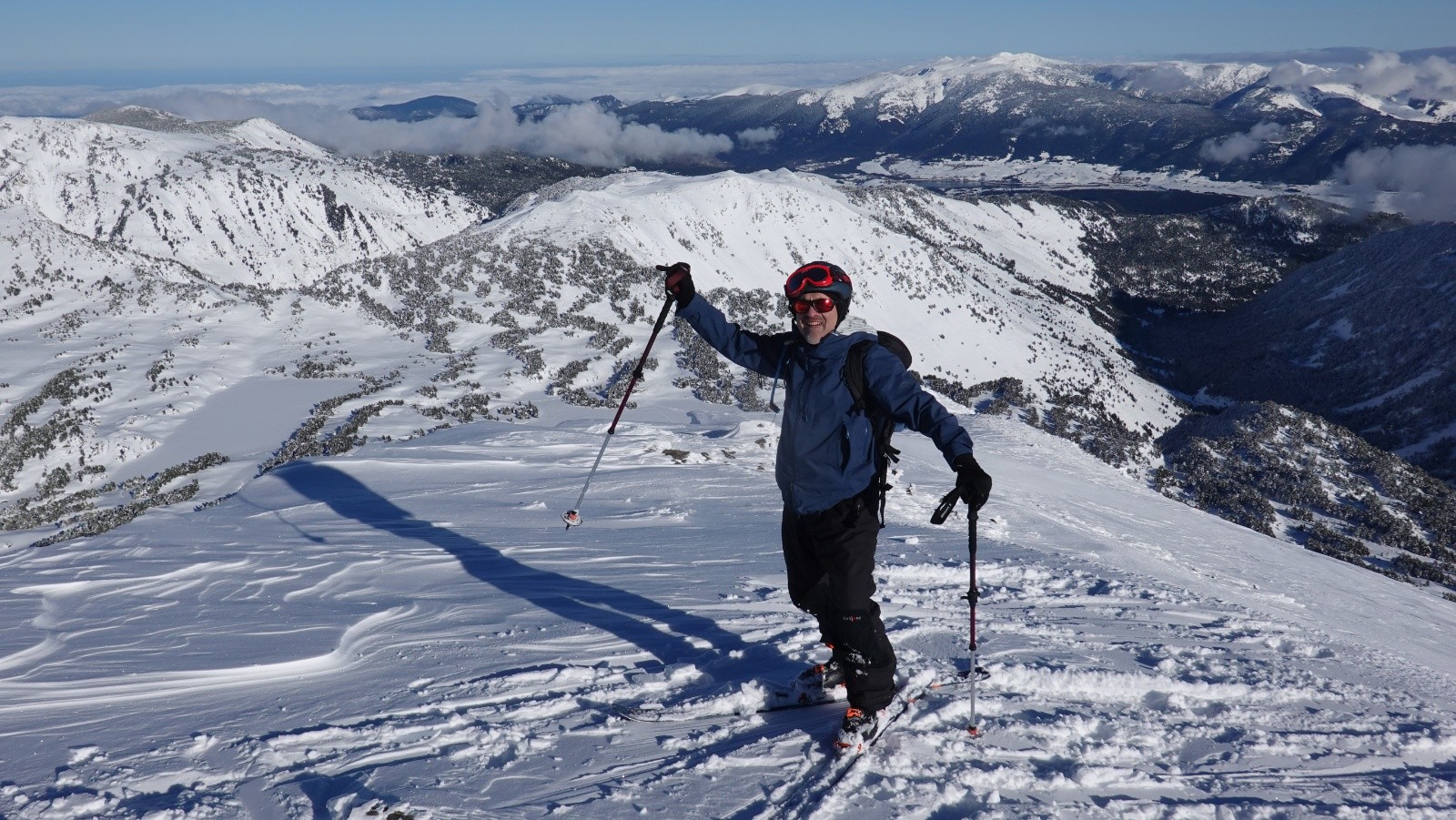 #18 Eric prend la pause avec le Refuge des Camporells au niveau de son bâton droit et le Madres au fond Eric prend la pause avec le Refuge des Camporells au niveau de son bâton droit et le Madres au fond