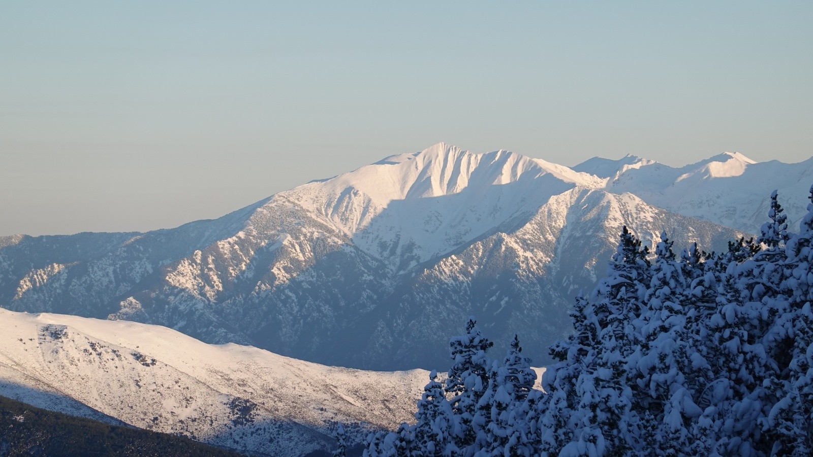 #29 Panorama sur la montagne sacrée des catalans : le Canigo et actuellement le massif le mieux enneigé de toutes les Pyrénées😀 Panorama sur la montagne sacrée des catalans : le Canigo et actuellement le massif le mieux enneigé de toutes les Pyrénées😀