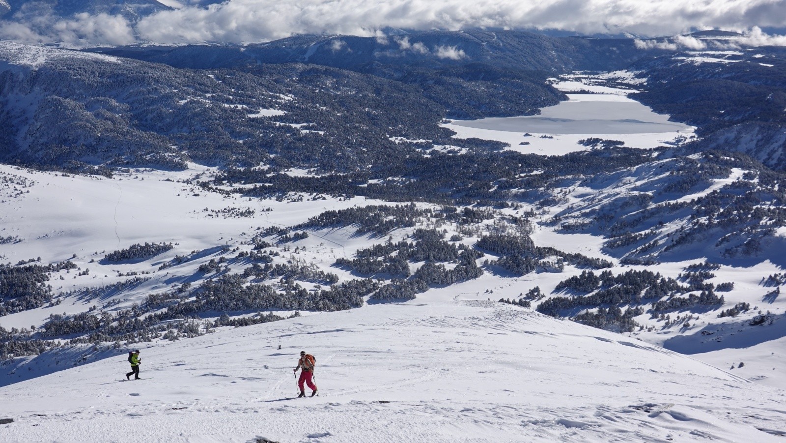#14 Pas mal de skieurs ce jour sur le Petit Péric avec le lac des Bouillouses Pas mal de skieurs ce jour sur le Petit Péric avec le lac des Bouillouses