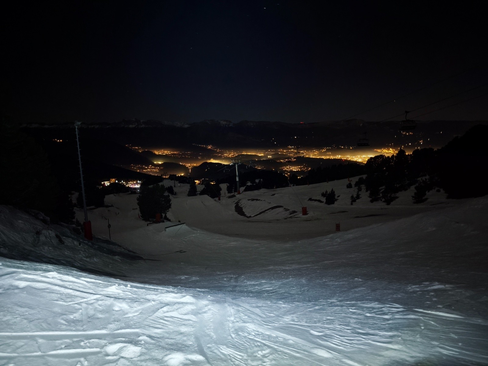 Passé par le snow park fermé, au moins pas de dameuse là bas, mais des pentes à fort degré xD, je n'ose imaginer des personnes se faire des vols avec cette neige béton.