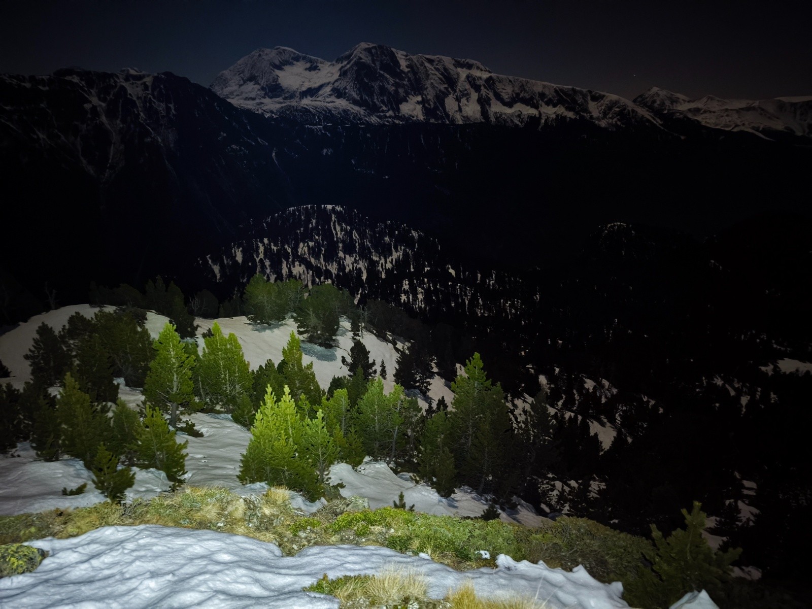 Belvédère d'attente des passages des dameuses sous la nouvelle frontale histoire de coloriser le tout^^