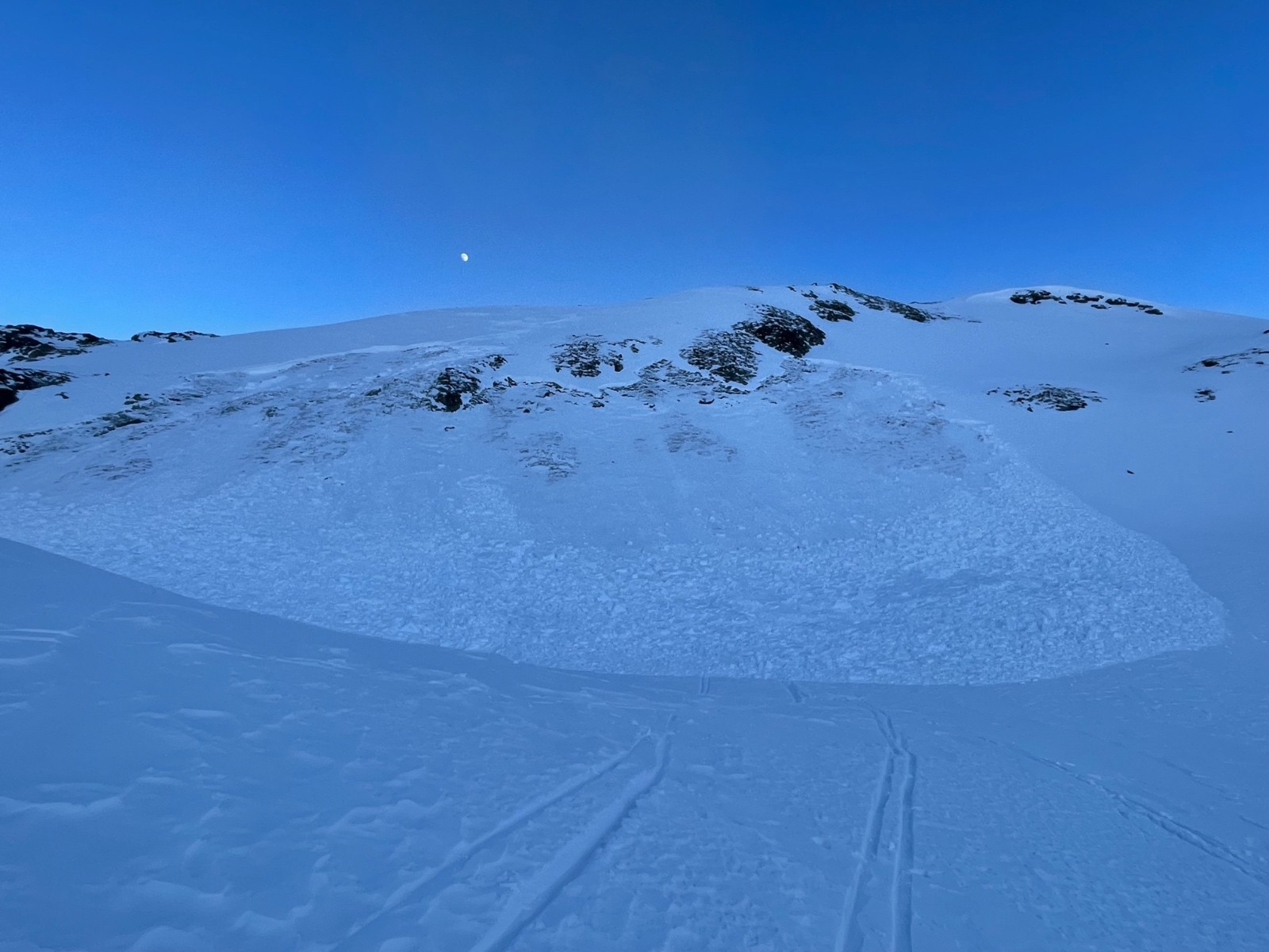#13 Plaque déclenchée à la descente. O 2600m sous la Lombarde. Plaque déclenchée à la descente. O 2600m sous la Lombarde.