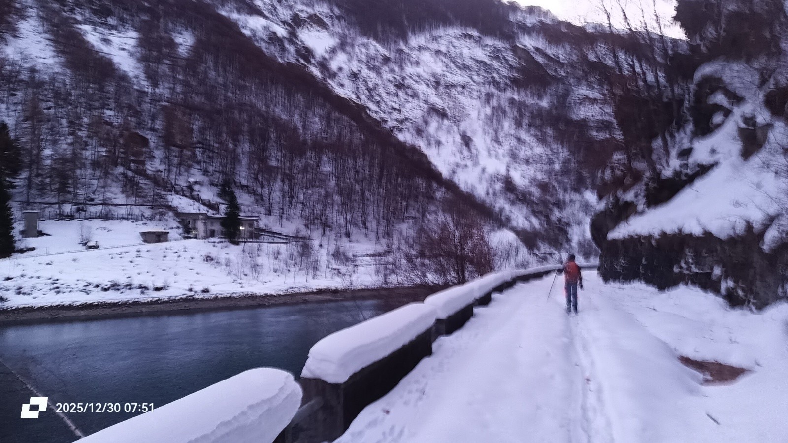Départ le long du barrage 