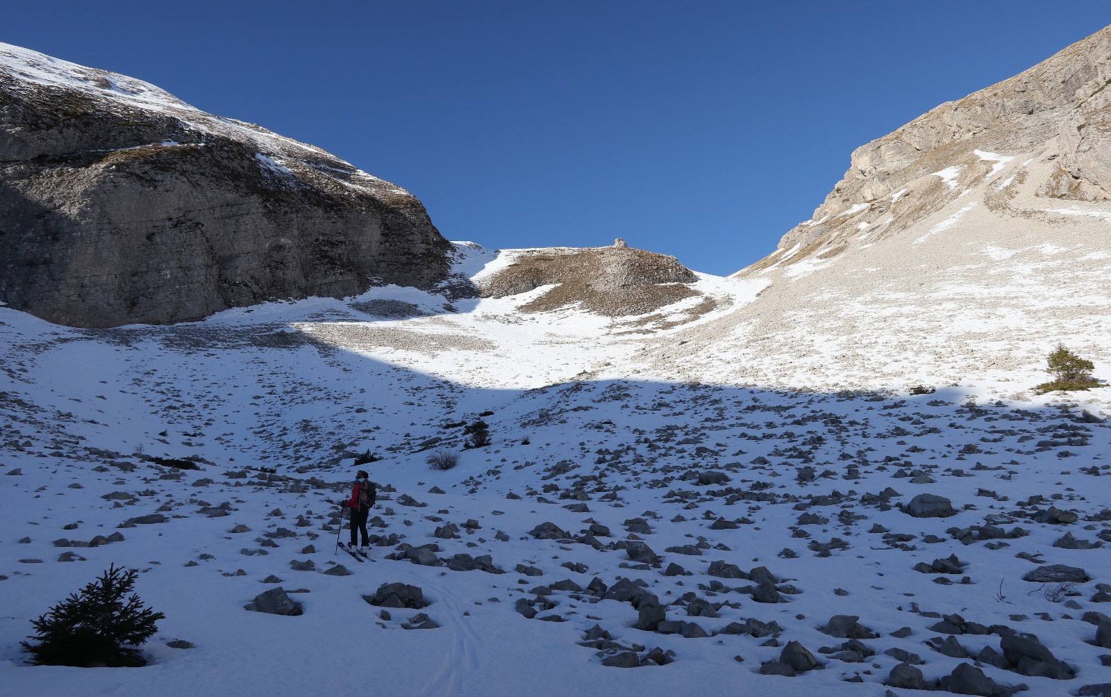 Le bas du vallon. On arrivera a slalomer entre les pierres à la descente...&nbsp;