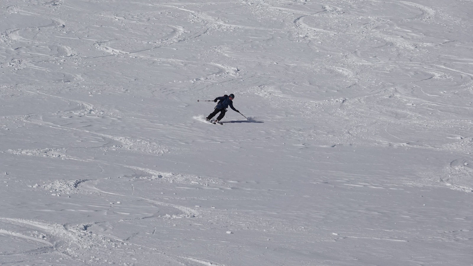 Début de descente en poudreuse légèrement soufflée