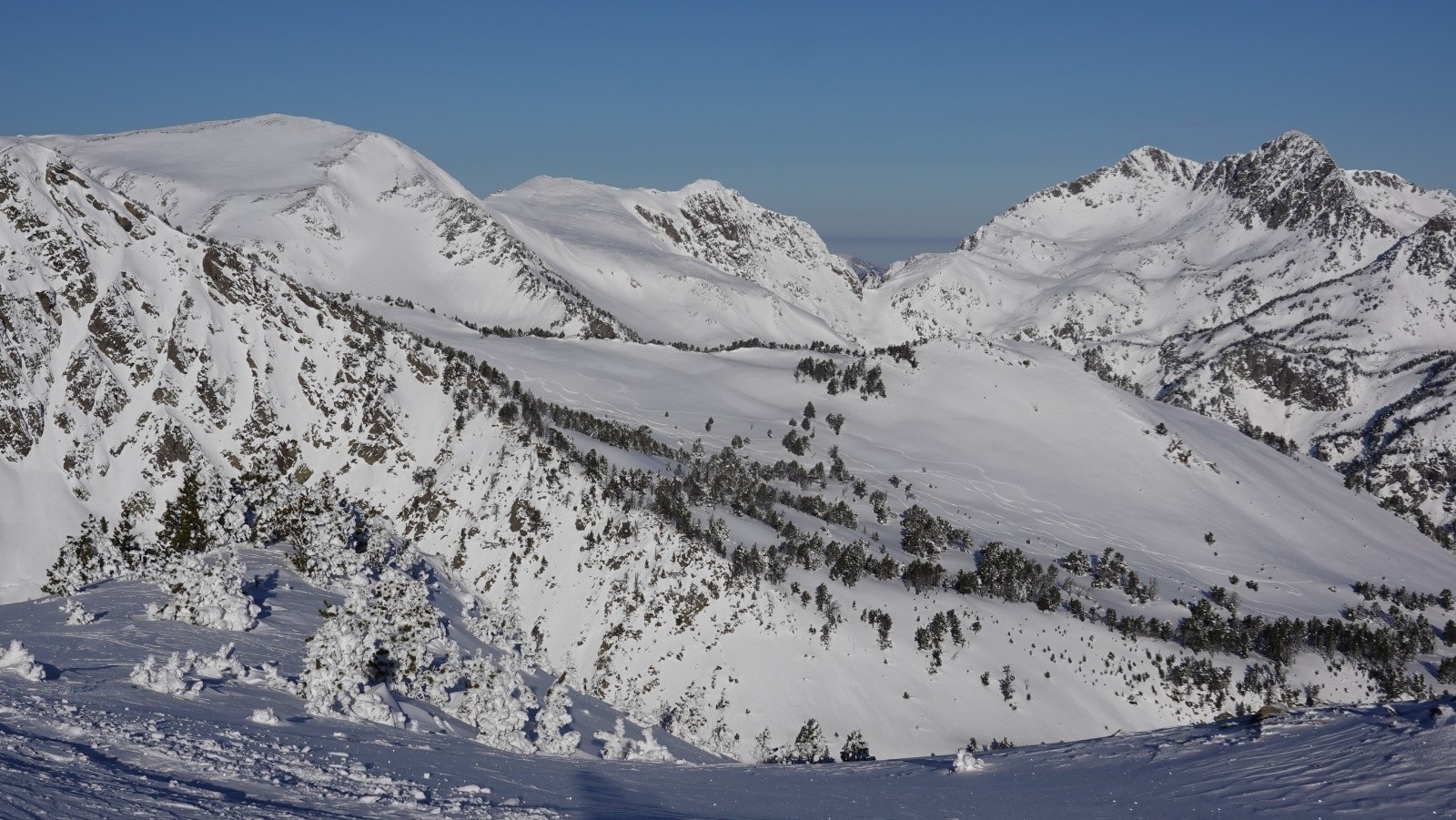 Les traces de la veille sur le versant Nord de la Muntanyeta