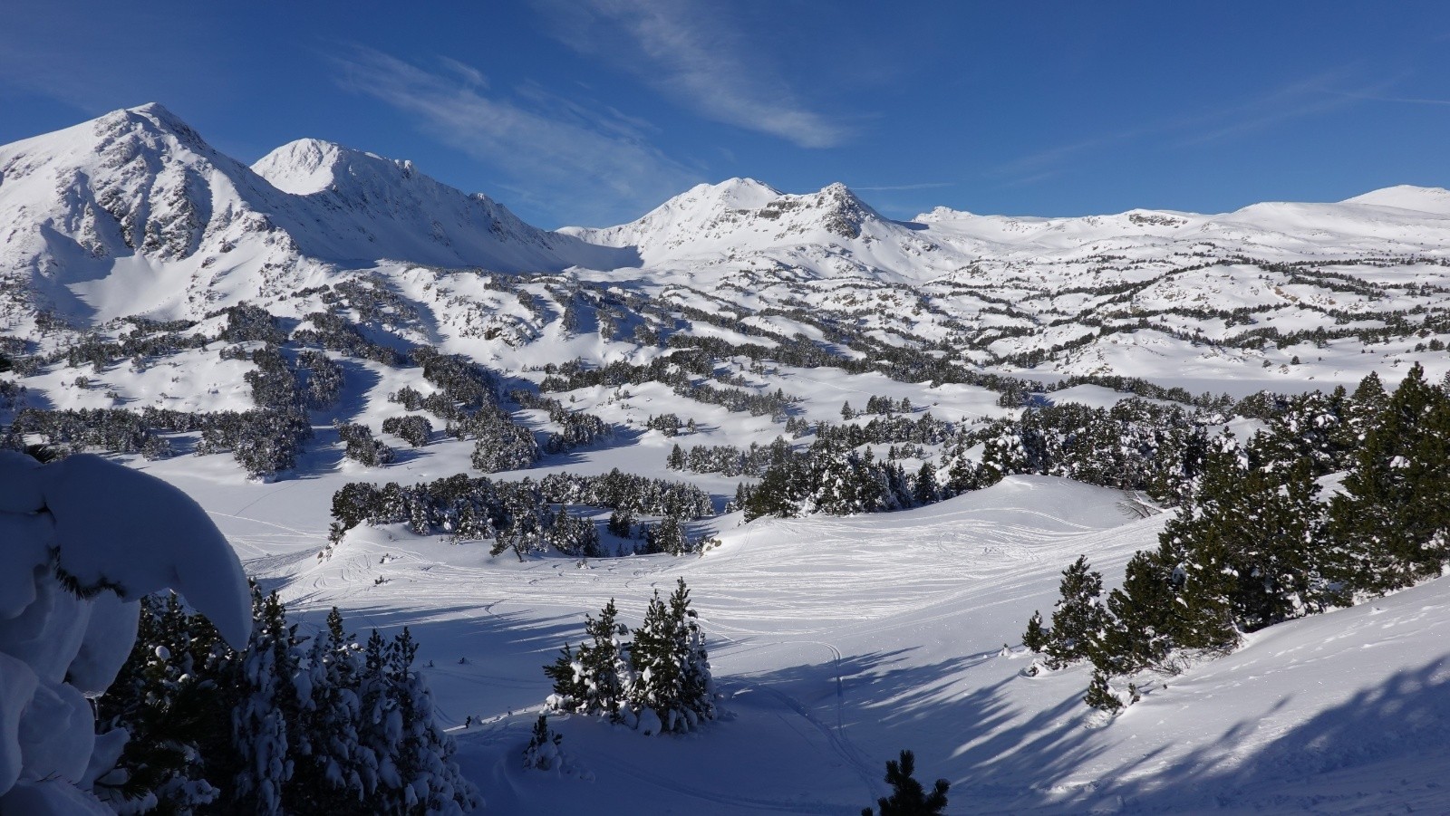 La descente en neige souvent croûtée si on descend plein Sud : il faut aller chercher les combes abritées du vent et du soleil😉