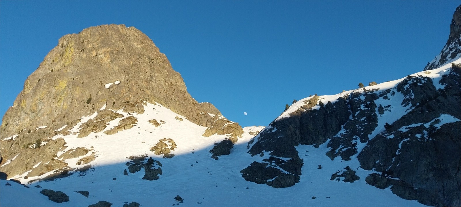 &nbsp;La lune au dessus du départ des vans