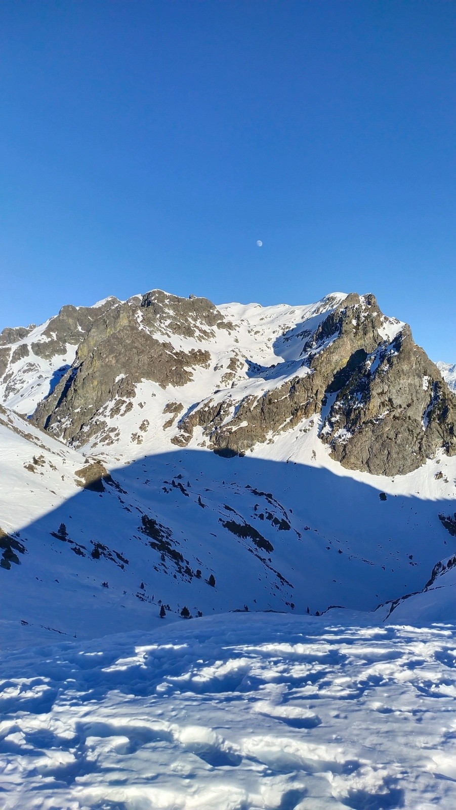 La lune guette sur les Vans&nbsp;