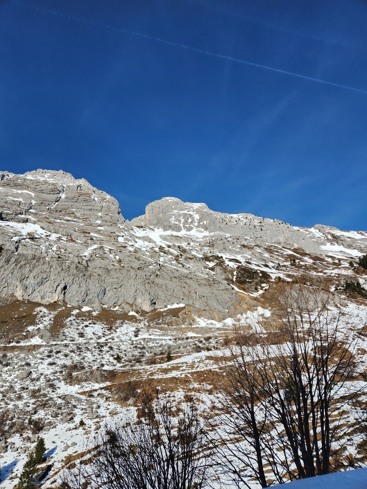Vue de la face depuis le chemin. Ca passe dans la langue de neige de droite. On voit bien les sections dry.