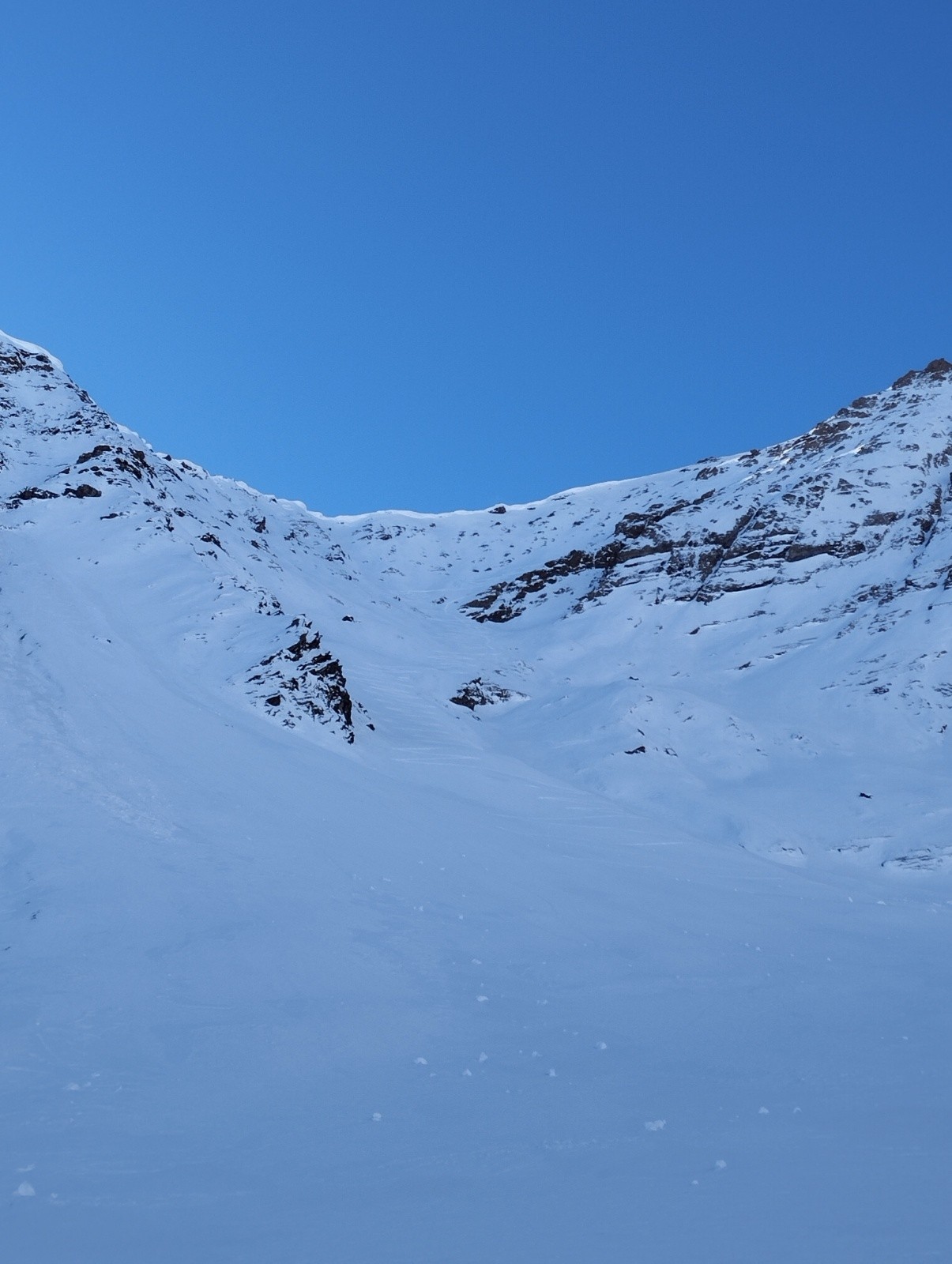 #1 Traces menant sous la pointe de Salvador, bien cornichee Traces menant sous la pointe de Salvador, bien cornichee