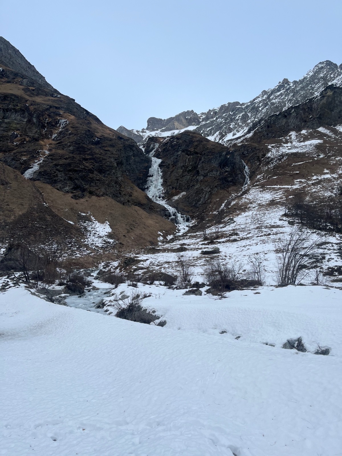Le chemin d’accès au refuge est vraiment sec, fait à pied!