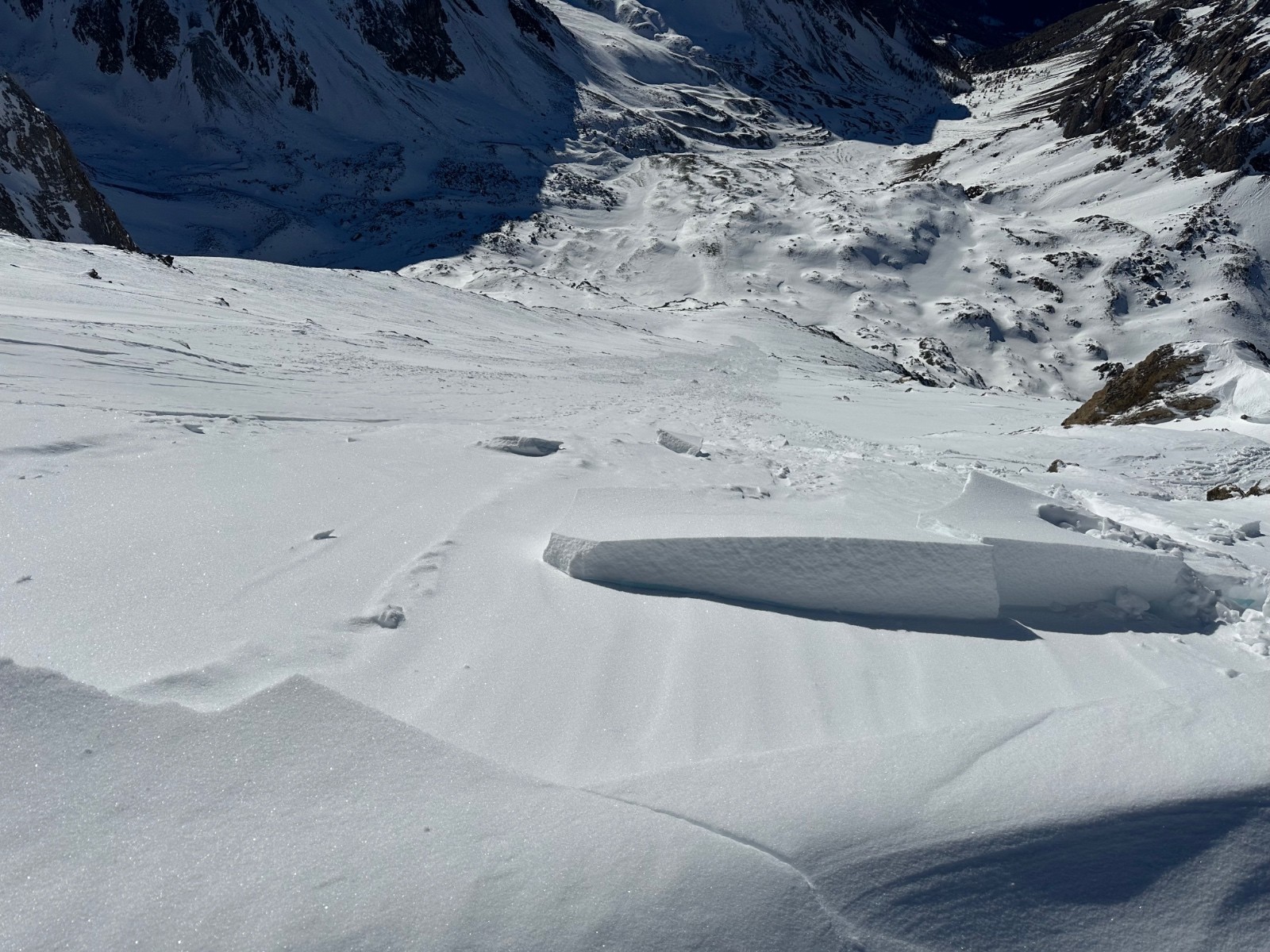 &nbsp;Plaque à vent contre l’arête ouest