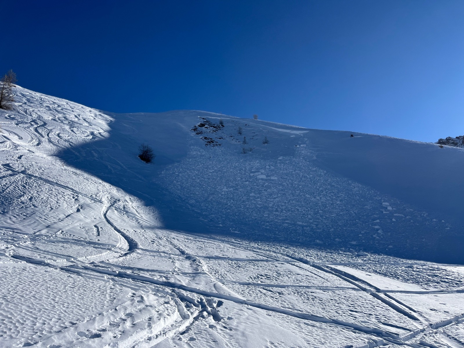 #1 Petite plaque en orientation Nord, derrière une crête. Déclenchement sur couche fragile persistante au sol, probablement vendredi durant l Petite plaque en orientation Nord, derrière une crête. Déclenchement sur couche fragile persistante au sol, probablement vendredi durant l'épisode de vent (car dépôt en neige dure ventée).